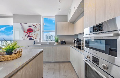 Hollywood South Central Beach Condo | Sea Breeze Hideaway: Modern Retreat Overlooking the Blue Horizon-25 min to MAJOR INTERNATIONAL SPORTING EVENT!