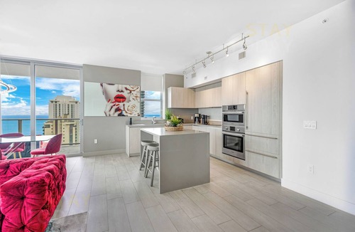 Hollywood South Central Beach Condo | Sea Breeze Hideaway: Modern Retreat Overlooking the Blue Horizon-25 min to MAJOR INTERNATIONAL SPORTING EVENT!