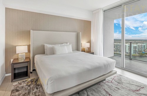 Hollywood South Central Beach Condo | Sea Breeze Hideaway: Modern Retreat Overlooking the Blue Horizon-25 min to MAJOR INTERNATIONAL SPORTING EVENT!