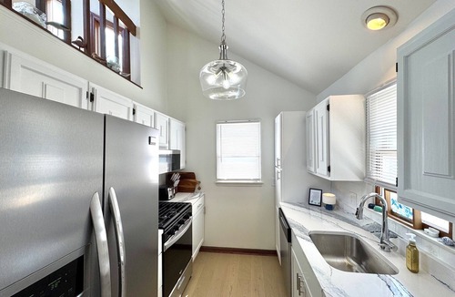Avalon House | SEA GLASS COTTAGE, OCEAN VIEWS, BEACH ACCESS 1 MINUTE AWAY, HANDICAP FRIENDLY!