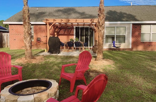 Navarre House | Sea Largo, 🏖 Work, Play & Relax! 4BR Beach Home w/Fenced Yard + Games