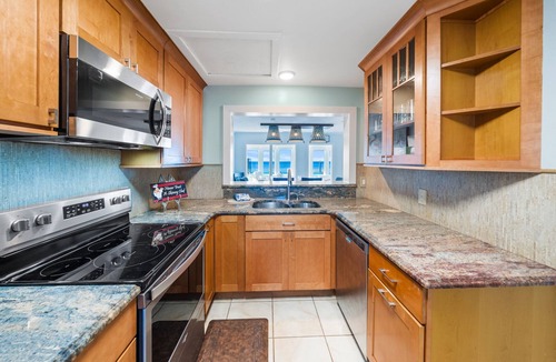 Bahama Beach House | Seahorse! Incredible Gulf Front Home. 2 Homes for 1 Price. Hot Tub. Awesome.