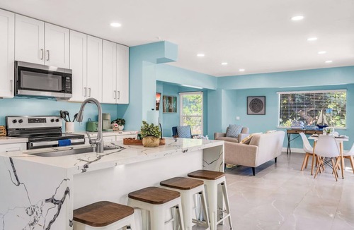 Sanibel Apartment | Seahorse Suites #5. Steps to Beach, Cafés , Shops!