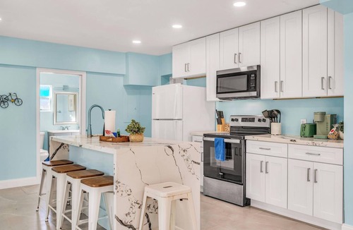 Sanibel Apartment | Seahorse Suites #5. Steps to Beach, Cafés , Shops!