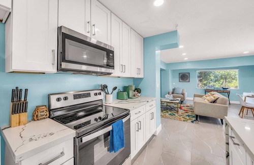 Sanibel Apartment | Seahorse Suites #5. Steps to Beach, Cafés , Shops!