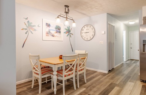 Bahama Beach House | Seas the Day, Pet Friendly - Walk to public beach!