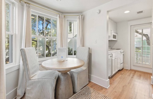 Seaside Cottage | SEASIDE - Holiday Special! 1 BR, 4 ppl Cottage 75 feet from beach access