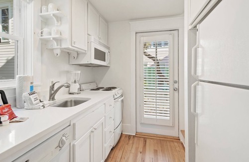 Seaside Cottage | SEASIDE - Holiday Special! 1 BR, 4 ppl Cottage 75 feet from beach access
