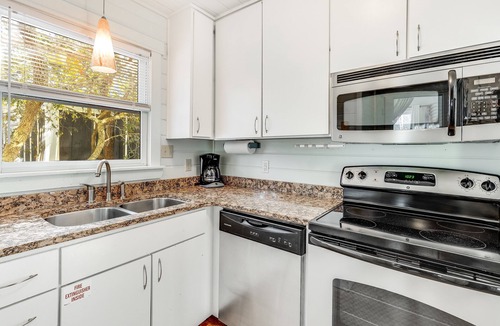 Seaside House | Seaside "Tight Lines" |2BR | Sleeps 4-5 | 2 Bikes | Screened Porch | Pools