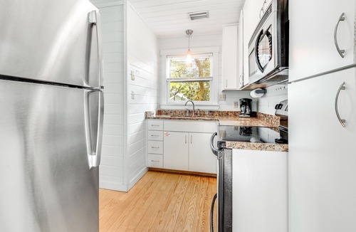 Seaside House | Seaside "Tight Lines" |2BR | Sleeps 4-5 | 2 Bikes | Screened Porch | Pools
