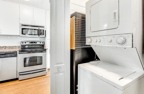 Seaside House | Seaside "Tight Lines" |2BR | Sleeps 4-5 | 2 Bikes | Screened Porch | Pools