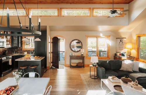 Pond Eddy Cabin | Secluded Catskills Treehouse w/Hot Tub + Roof Deck