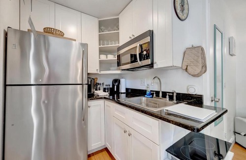 Sarasota Apartment | Secluded Cottage - Private BBQ Deck & Firepit