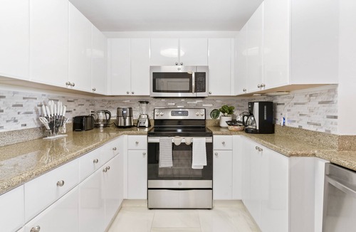 Coral Way Apartment | Self Check In, Free Parking , Pet Friendly Smart TV's, Desk ,Fast WIFI