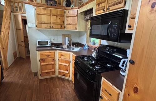 Valois Cabin | Seneca Lake -"Butternut Camp" near Wineries & Watkins Glen Race track