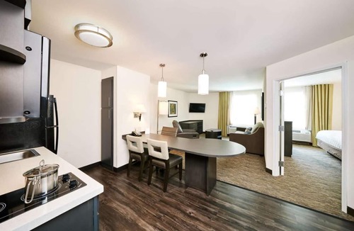 Baymeadows Resort | Serene Getaway in Jacksonville! Fully-equipped Kitchen, Pet-friendly Property!