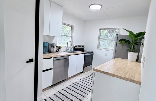Whitfield House | Serene Modern Luxe king Suite~Minutes To Lido Beach, Downtown, UTC + Siesta Key