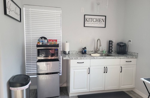 Spring Hill Apartment | Serene Suite+ Private Entrance, by beaches, lakes, Springs, state park and more!