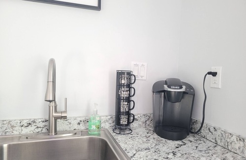 Spring Hill Apartment | Serene Suite+ Private Entrance, by beaches, lakes, Springs, state park and more!