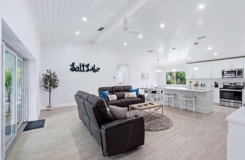 Palm Island House | Serenity Home: Your Palm Island Paradise Awaits!