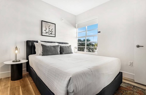 Bayshore Hotel | Sextant The Carmela One Block From Beach 2 Bed 2 Bath