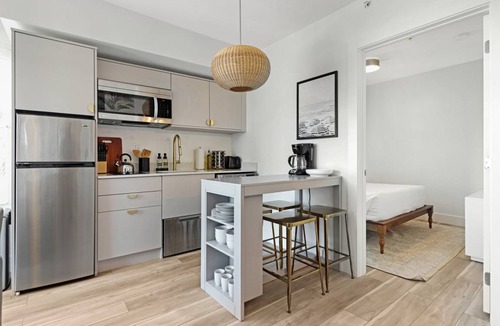 Bayshore Hotel | Sextant The Carmela One Block From Beach 1 Bed 1 Bath