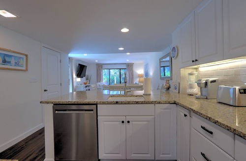 Shipyard Plantation Villa | SHIPYARD - WALK TO BEACH & STEPS TO POOL. Bright corner unit & golf course view