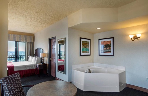 Muskegon Hotel | Shoreline Inn & Conference Center, an Ascend Collection Hotel