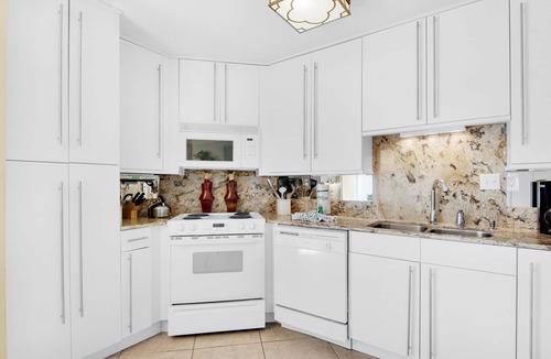 Holiday Isle House | Shoreline TH 4-1 | Lake View & Steps to Beach
