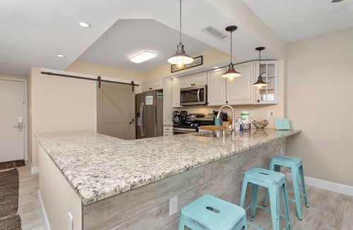Holiday Isle Condo | Shoreline Towers 2083 * Beach Chair Set Included