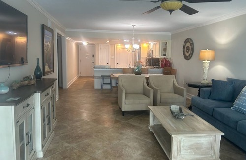 Holiday Isle Condo | Shoreline Towers Beachfront Condo - beach chair setup included
