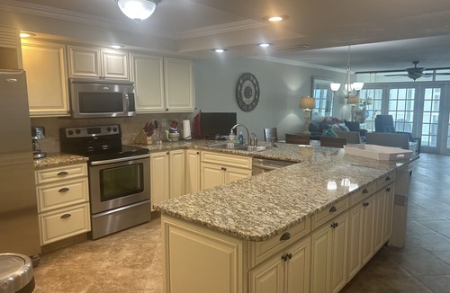 Holiday Isle Condo | Shoreline Towers Beachfront Condo - beach chair setup included