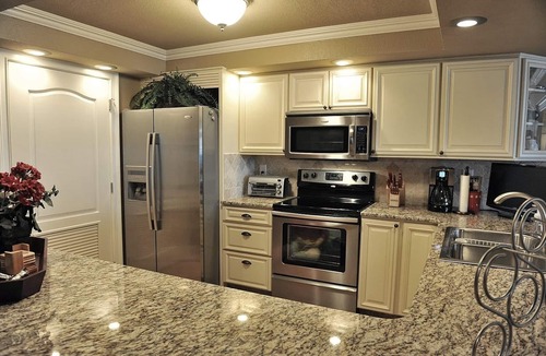 Holiday Isle Condo | Shoreline Towers Beachfront Condo - beach chair setup included