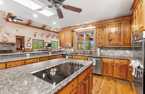 Fort Valley Cabin | Situated on a picturesque lake in Fort Valley, GA, the lodge is an ideal setting for corporate retreats or family reunions.