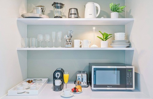 Coconut Grove Apartment | Sleek Emerald Suite | Coconut Grove Retreat