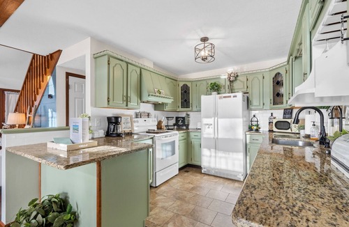 Eatonton House | Sleeps 10, + Igloo Guest House, 7 kayaks, 2 paddleboards. John boat, + more!