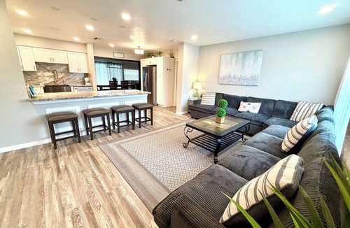 Seminole House | 🏖️Sleeps 10🏖️ MINUTES to BEACHES, 💦Heated Saltwater Pool Included!