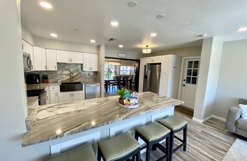 Seminole House | 🏖️Sleeps 10🏖️ MINUTES to BEACHES, 💦Heated Saltwater Pool Included!