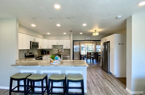 Seminole House | 🏖️Sleeps 10🏖️ MINUTES to BEACHES, 💦Heated Saltwater Pool Included!