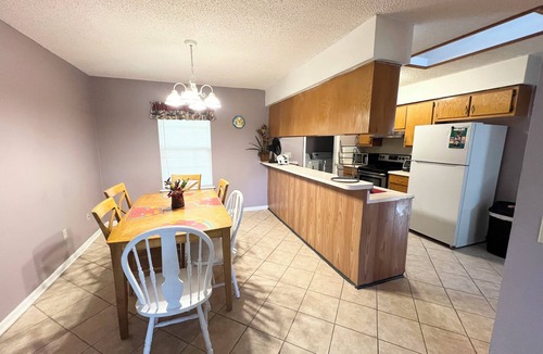 Kingsland House | Sleeps 10 Near HWY I-95,40,17 & Kings Bay navybase,Cumberland Island,JAX airport