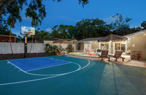Madeira Beach House | Sleeps 10 Pool Hot Tub Sport Court Pool Table