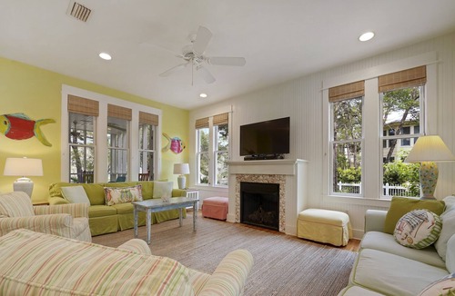 Seaside Cottage | SLEEPS 12 IN SEASIDE, TOWER, PORCHES & UPDATED - Big Pink
