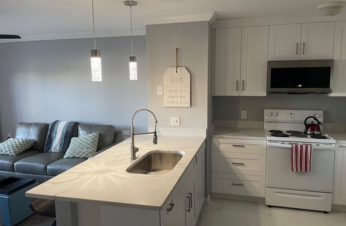 Central Sarasota Condo | Sleeps 2. Mins to Downtown, Beaches & Airport/Ground Floor Unit