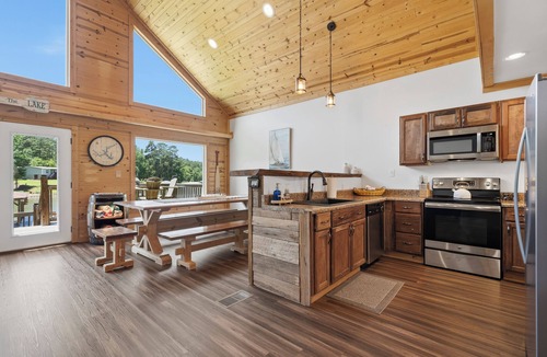 Milledgeville House | Sleeps 7, Waterfront, Dock, Great Water, Paddleboard, Firepit + More!