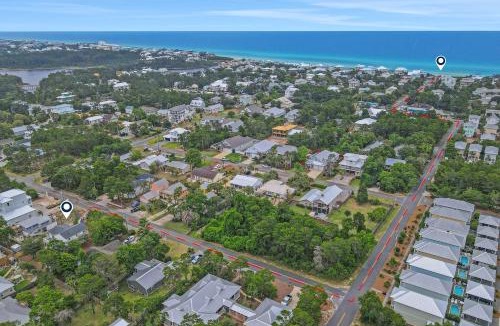 Gulfview Heights House | Snowbird-friendly home near the beach with large yard for dogs boats trailers