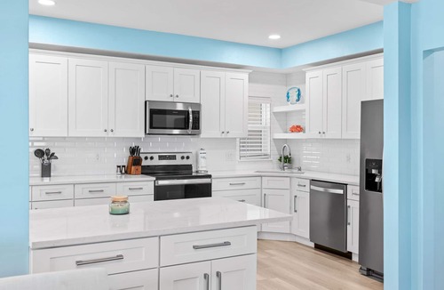 Melbourne Beach Condo | Snowbird Seasonal Stay in Melbourne Beach: Direct Oceanfront, Heated Pool & Beach Access! 🌊
