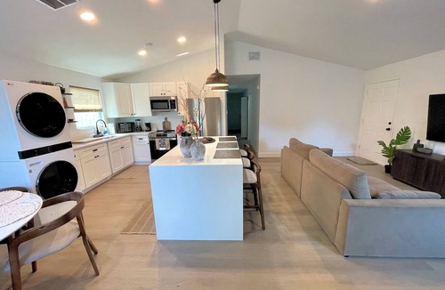 Bradenton House | Snowbird special! Monthly discount… 10 miles from the beach!