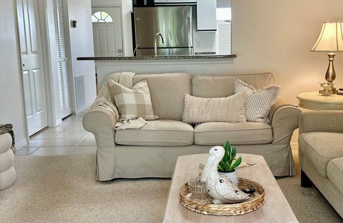 Coralstone Condo | Snowbirds: Vero Beach Charming “Cottage Condo”. Close to beach. Free Cleaning!
