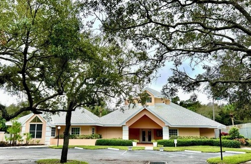 Coralstone Condo | Snowbirds: Vero Beach Charming “Cottage Condo”. Close to beach. Free Cleaning!