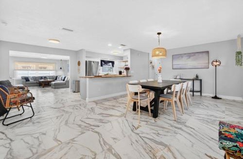 Redington Beach House | Sonnenhaus! 2 Blocks from Beach Access!